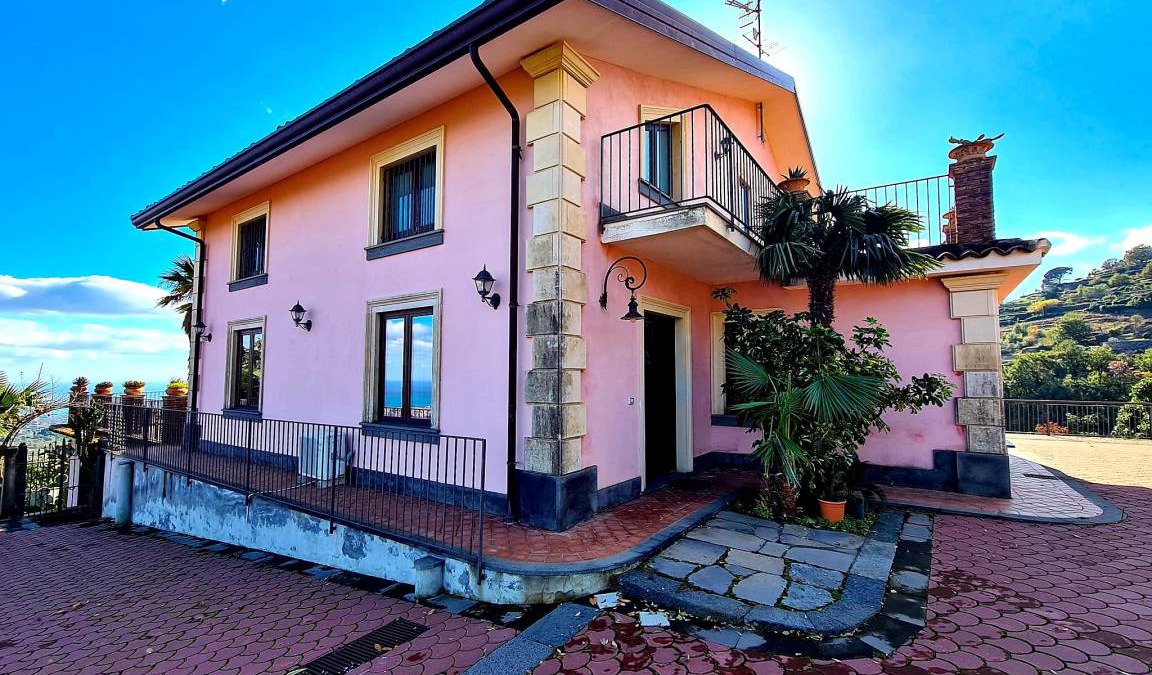 Giarre Villa | 250 m² Villa ∙ 4 bedrooms ∙ 12 guests