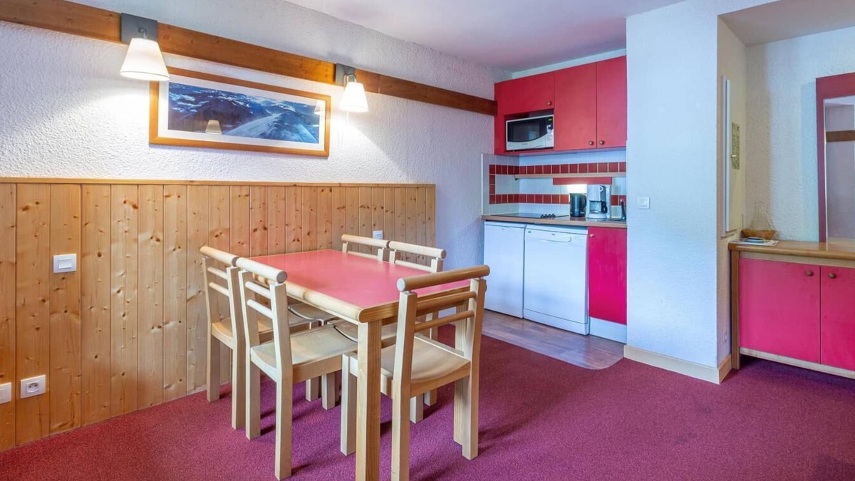 Plagne 1800 Apartment | 250m from ski slopes, floor -2, view mountain, swimming pool, balcony, ski locker, 34m², La Plagne