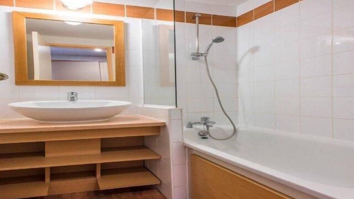 Plagne 1800 Apartment | 250m from ski slopes, 2nd floor, view mountain, swimming pool, balcony, tv, ski locker, 30m²