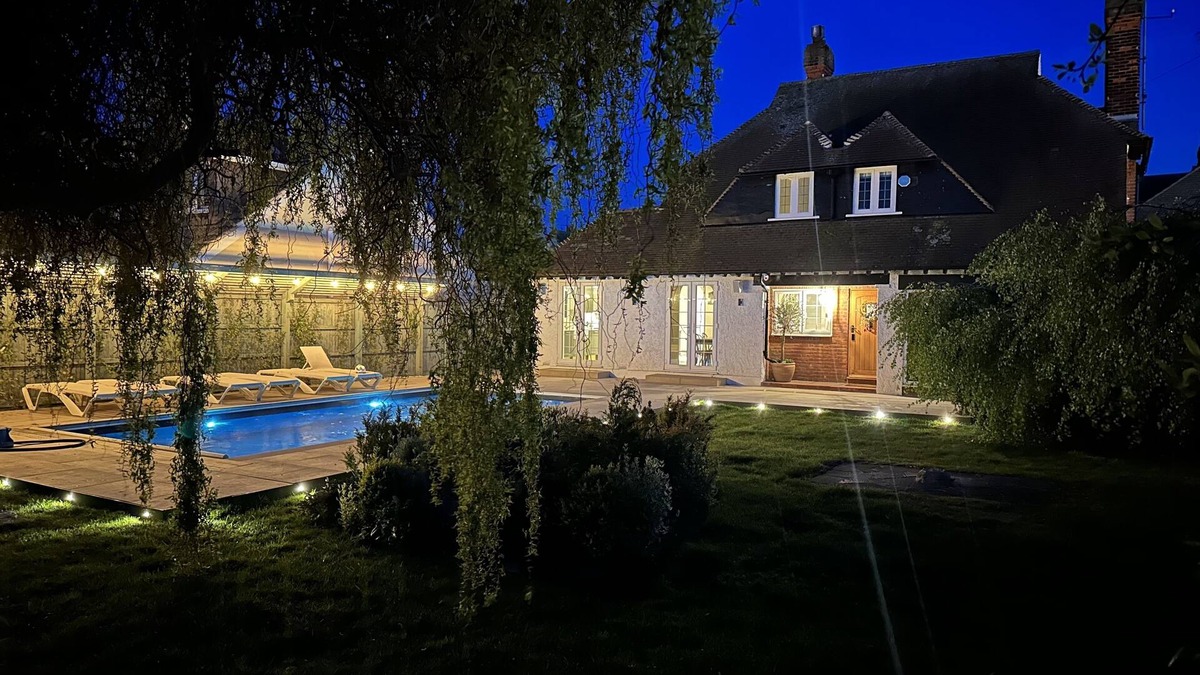 Herne Bay House | 250m from the beach with a private heated pool!