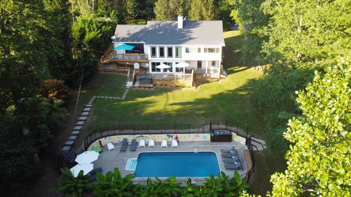 Hendersonville House | 254 m² House ∙ 5 bedrooms ∙ 12 guests