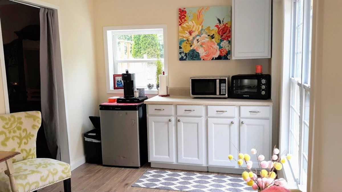 Wilkesboro House | 25mins to Blue Ridge Parkway Colorful Guest Space!