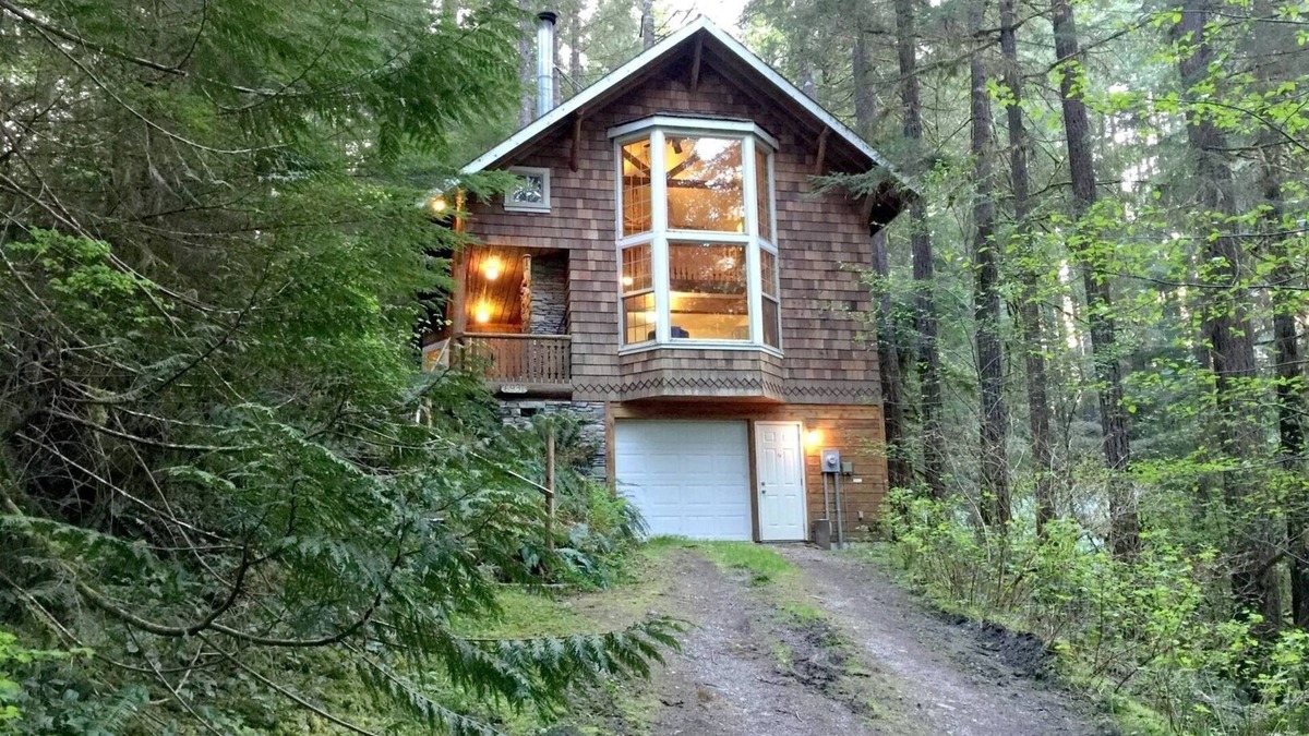 Glacier Cabin | 25SL - Hot Tub - BBQ - Pets Ok - WiFi - Sleeps 6 by RedAwning