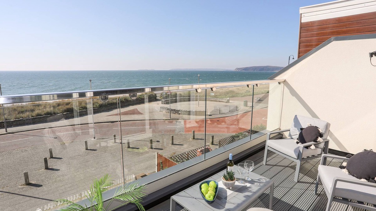 Rhyd-y-clafdy House | 26 AWEL Y MOR, pet friendly, luxury holiday cottage in Pwllheli