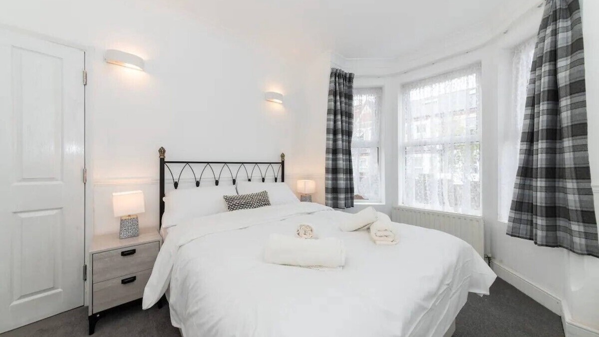 Earley House | 26 Grange Avenue · Bright House with Garden & Office Space| Pass the Keys