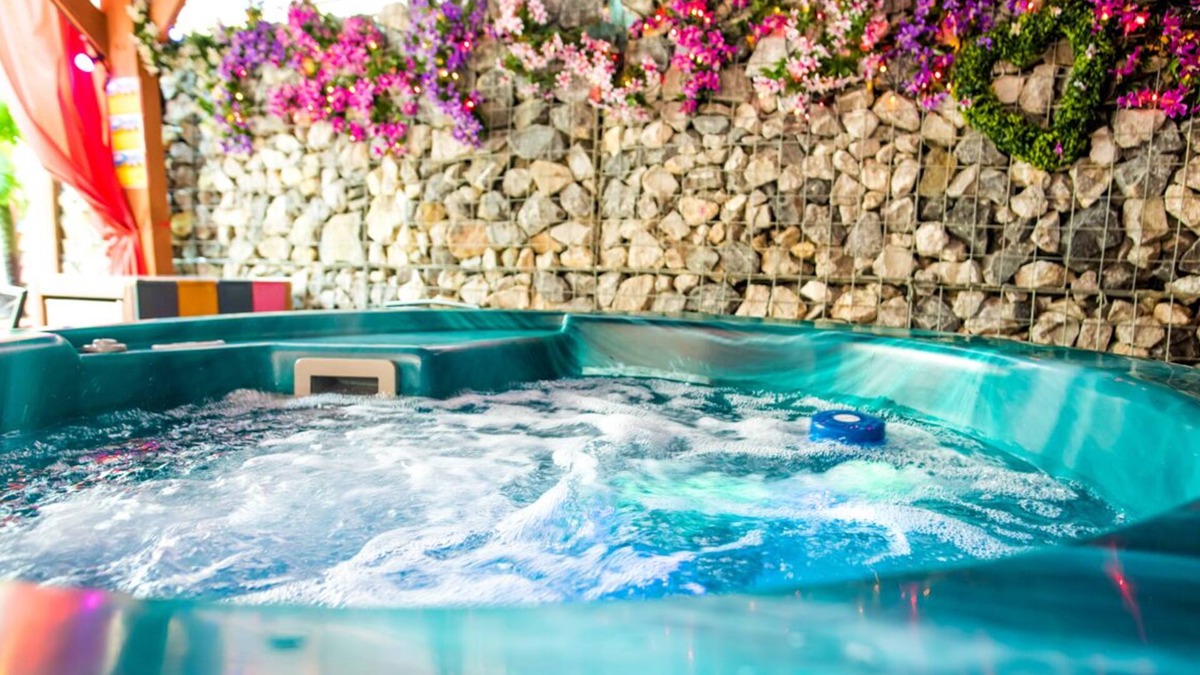 Aberaman Cottage | "266" 4 STAR! HOT-TUB, LOG-FIRE, BQ, PLAYGROUND, BIKE LOCKUP, Nr Zip World