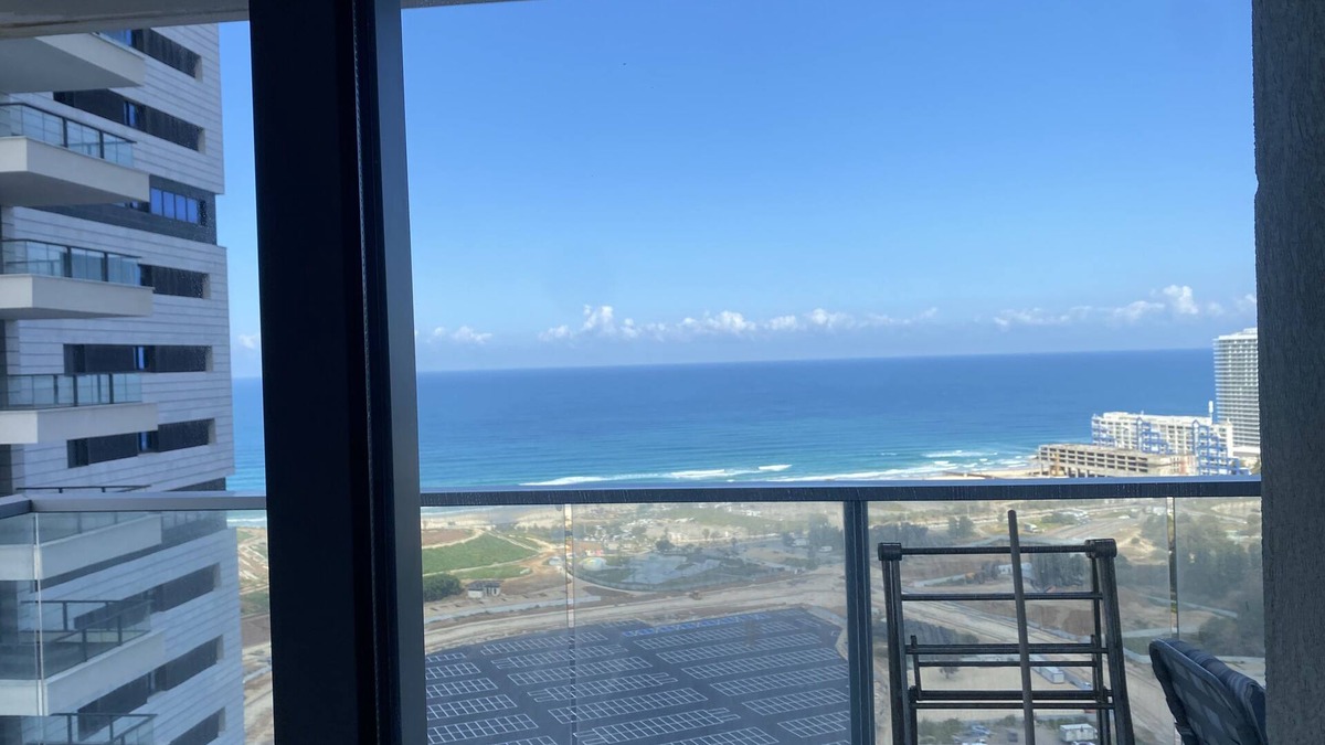 Bat Yam Apartment | 26th floor 4-bedroom apt in the center with AC, fitness room, 24/7 security