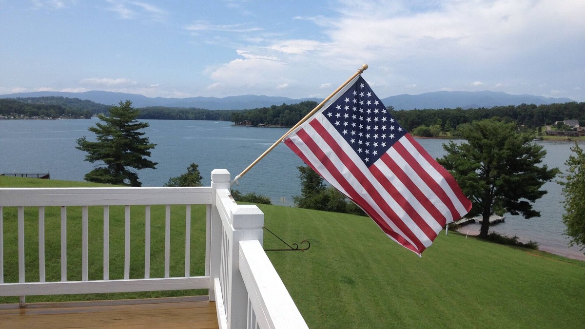 Hiawassee House | 270 Degree Lakefront View In The Blue Ridge Mountains
