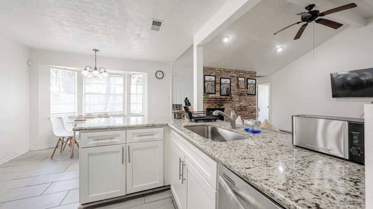 Spring Branch Central House | 2710 Cozy near IKEA Downtown Zoo 12 people