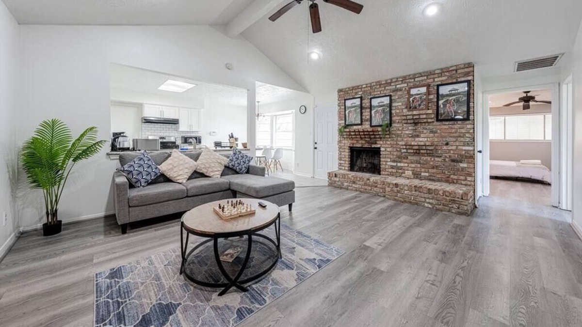 Spring Branch Central House | 2710 NEW cozy near IKEA Downtown Zoo