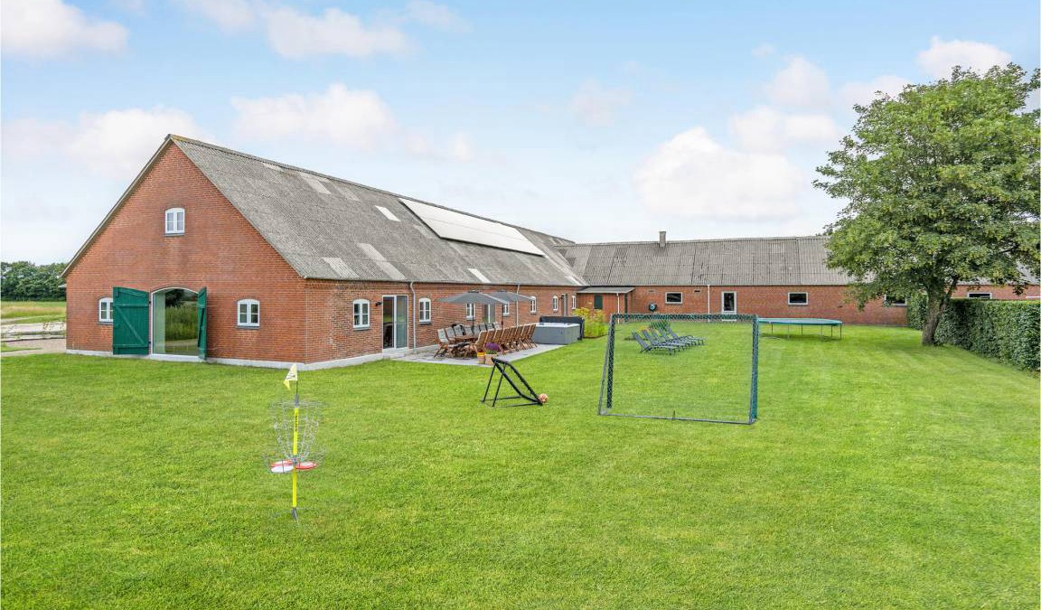 Varde Municipality Apartment | 278 m² Apartment ∙ 7 bedrooms ∙ 16 guests