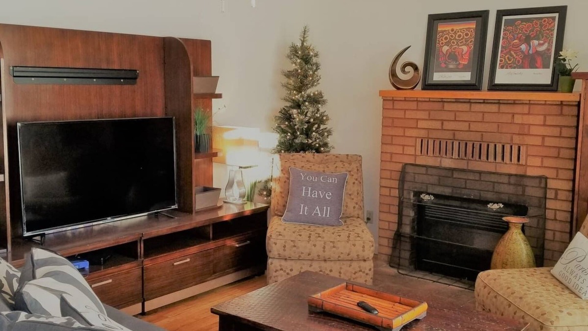 Klamath Falls House | 28+Day Stay⭐Smarthouse HDTV | 2 Kings + Queen | BBQ Firepit Patio Set | Keuri