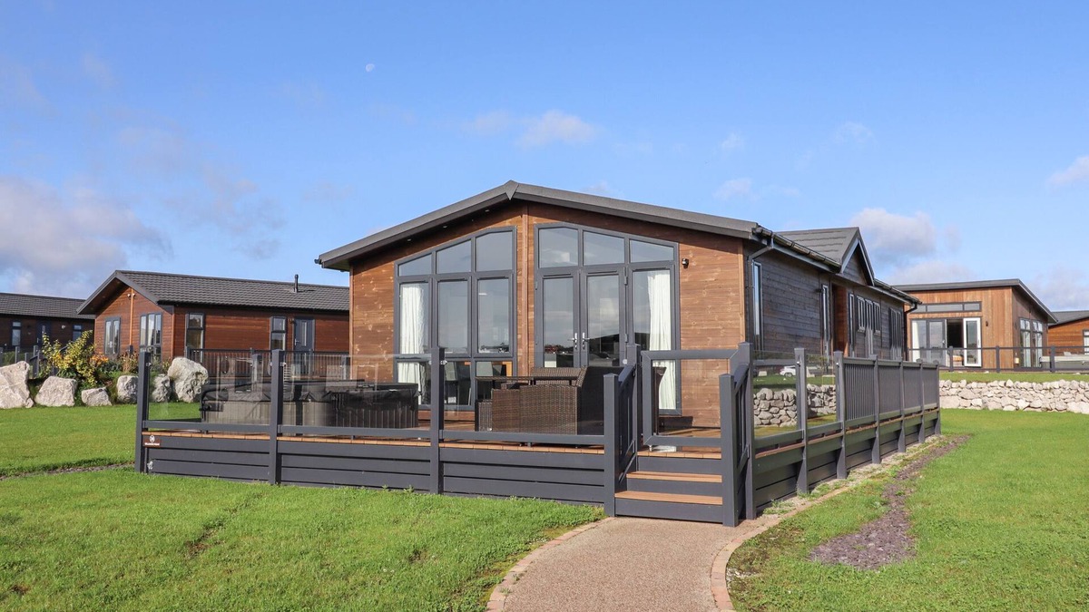 Oakmere Cottage | 28 DELAMERE POINT, pet friendly, with hot tub in Delamere
