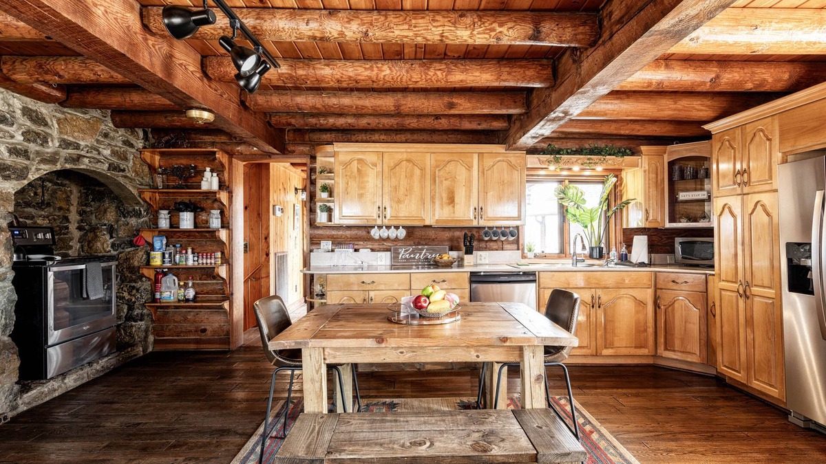 Pleasant View Cabin | 28 Min from Nashville Quiet Log Cabin W/Pool & Spa Sleeps 16