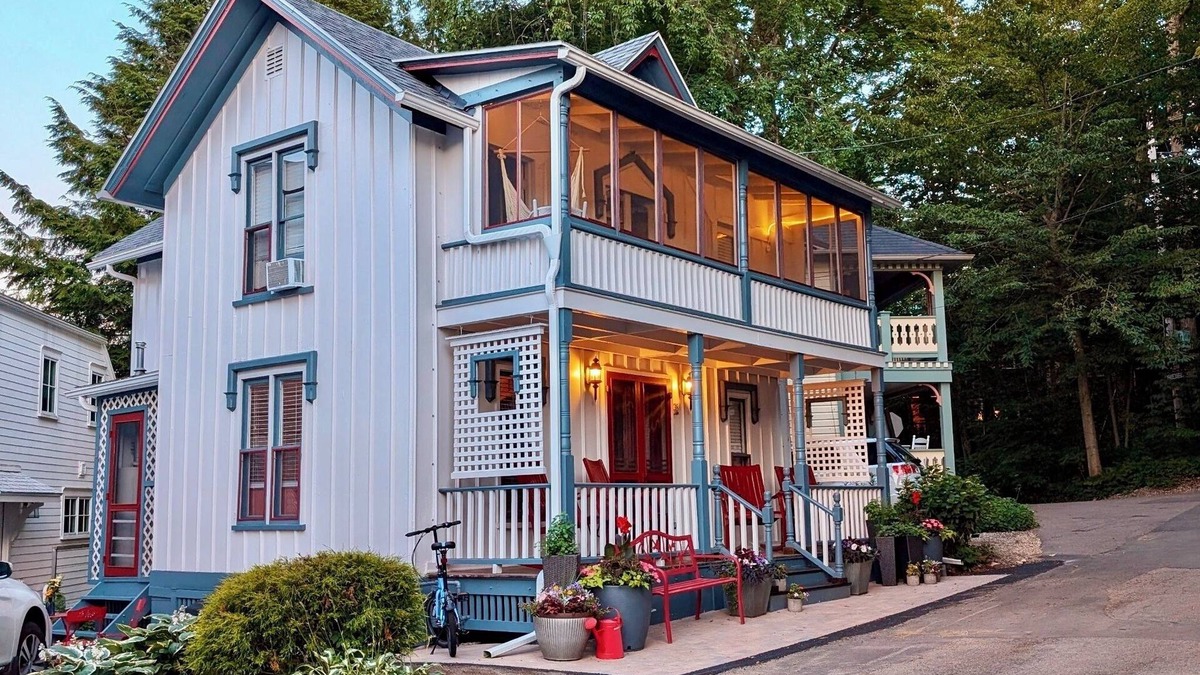 Chautauqua House | 28 Morris - Classic, centrally located cottage in Chautauqua Institution!