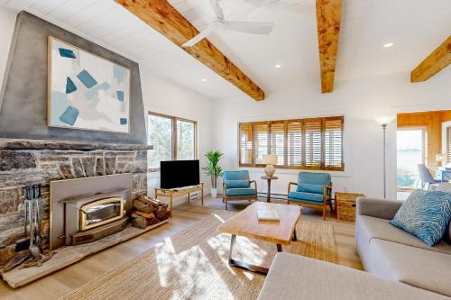 Innisfil House | 2889 Purvis Street