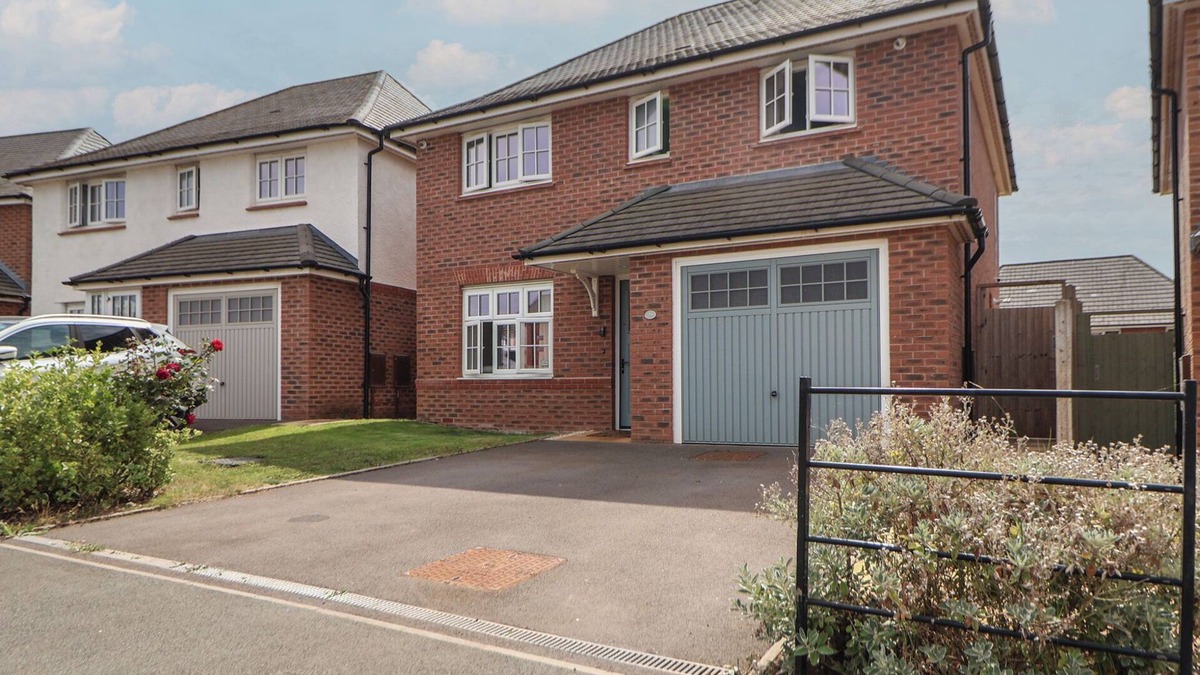 Telford Cottage | 29 ERNEST DAWES AVENUE, pet friendly, with a garden in Telford