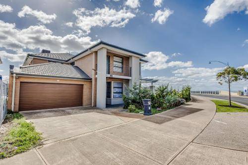 Sanctuary Lakes House | 293 m² House ∙ 5 bedrooms ∙ 10 guests