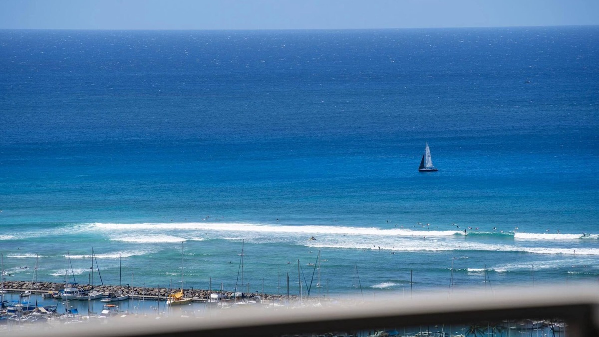 Ala Moana Condo | 29th floor studio with two full size beds
