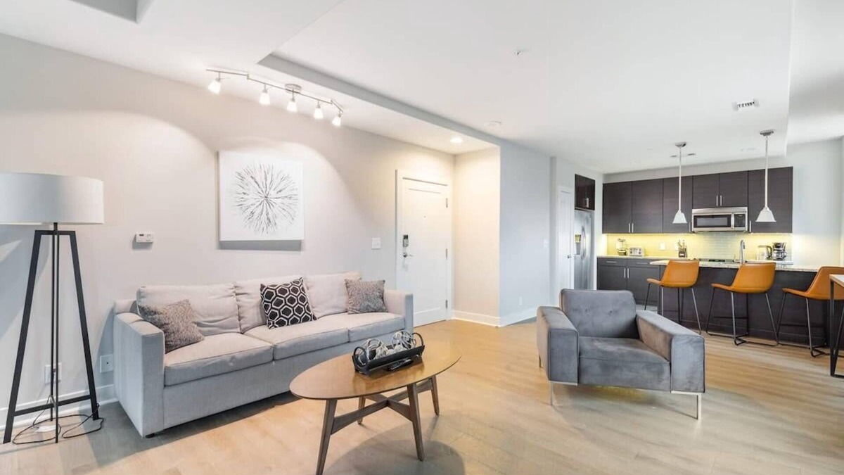 Downtown Baltimore Apartment | 2B/2BA Distinguished Apartment, Rooftop Pool & Gym