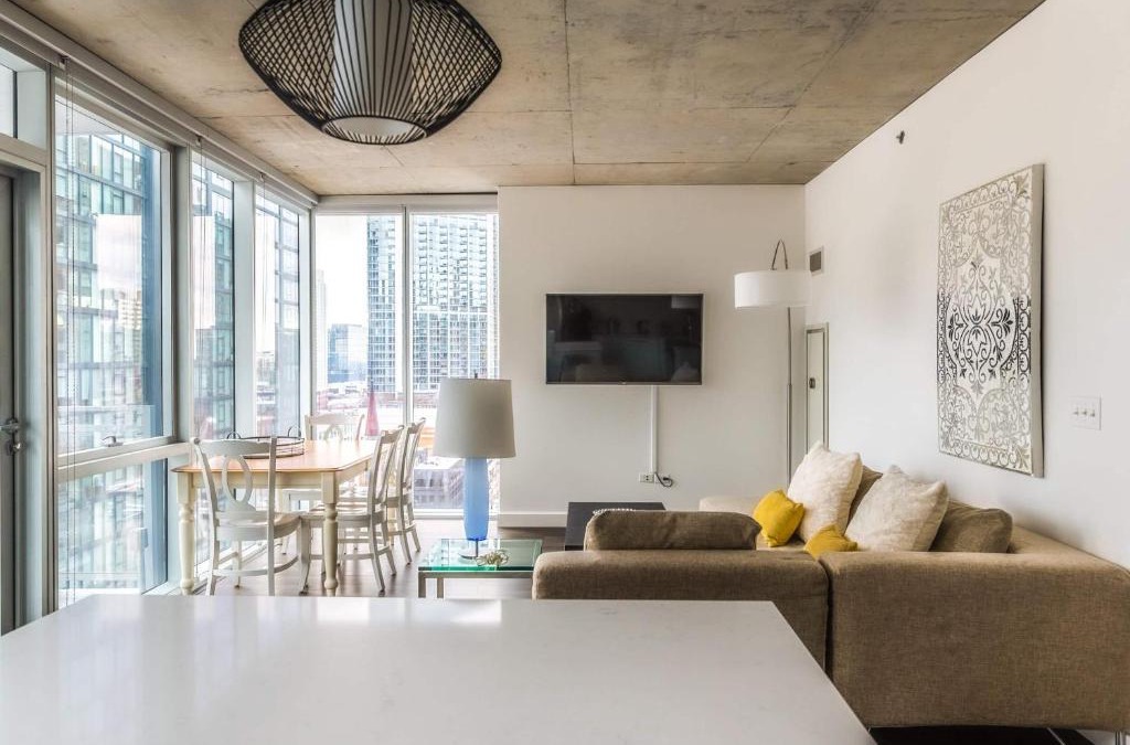 Downtown Chicago Apartment | 2B 2BA Luxury Suite with Balcony and Wi-Fi, PAID IN and OUT PARKING IN BLDG