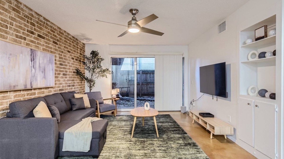 Bouldin Apartment | 2B Getaway | Sleeps 6 | Pool, Pkg | Walk Dtwn