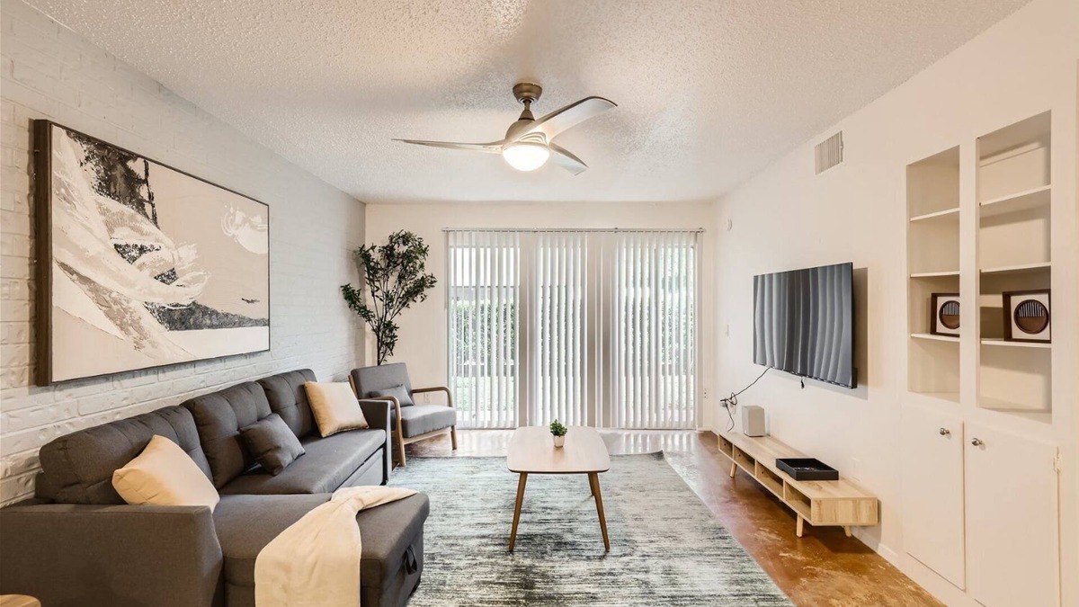 Bouldin Apartment | 2B Getaway Steps to Dtwn | Sleeps 6 | Pool, Prkg