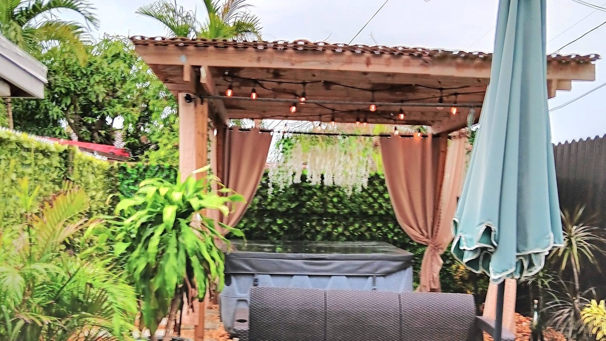 West Little Havana Villa | 2BD/1B/7PPL/Wi-Fi/BBQ/SPA/Free Parking & Washer/Dryer