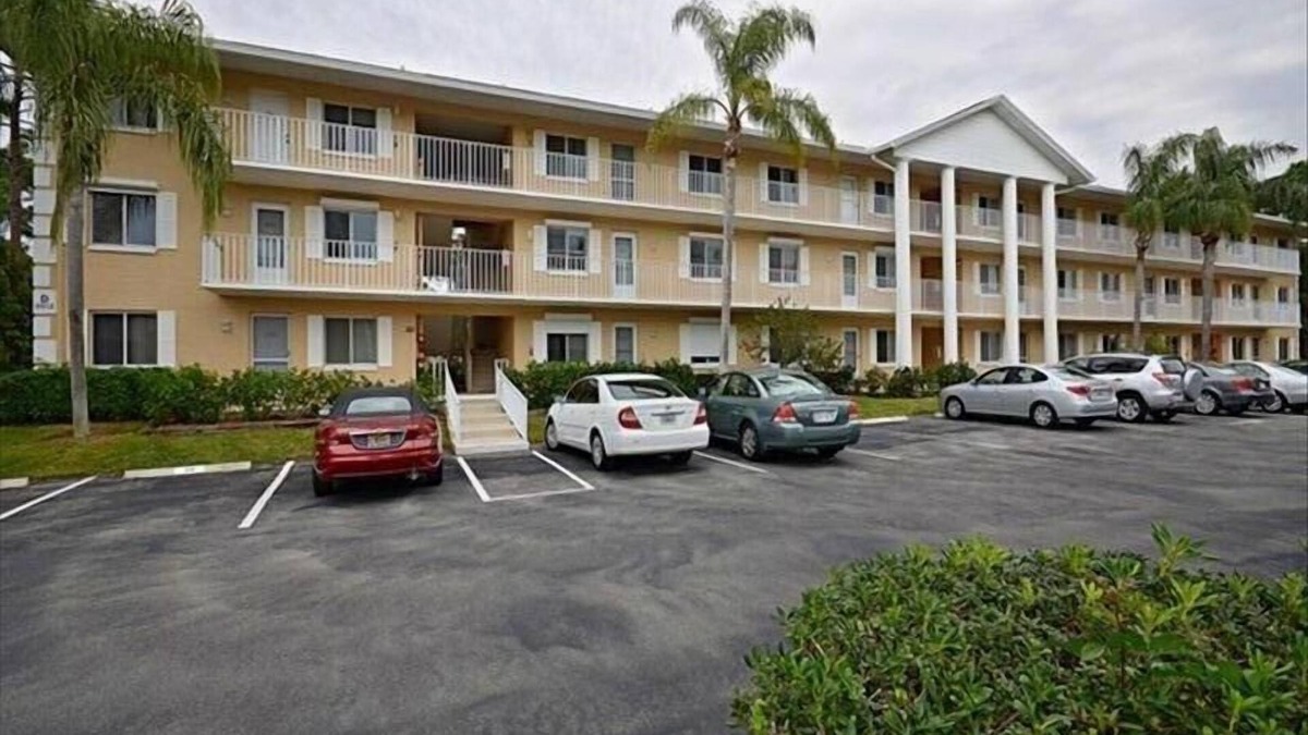 East Naples Condo | 2bd 2BA 1100 Sq Ft Fully Furnished Condo. 2 Pools. New laminate flooring.