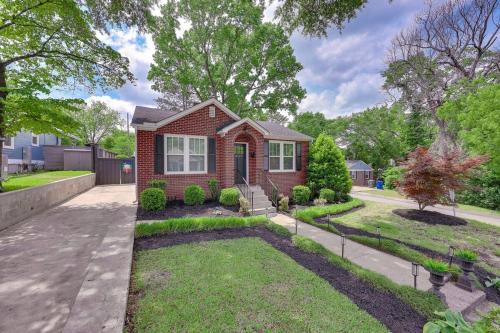 Earlewood House | 2BD 2BA Bungalow Beautiful Backyard Grill