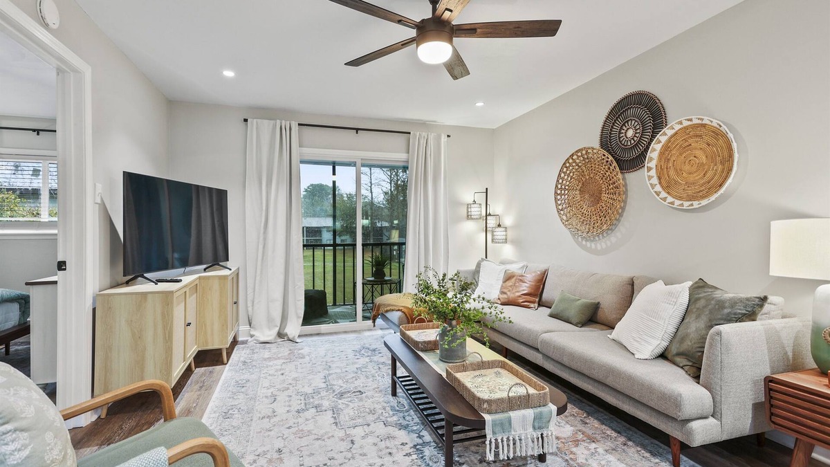 Windsor Forest Condo | 2bd/2ba Condo * Renovated * Dogs Welcome * Condo in Savannah*30+ day stay *Pool