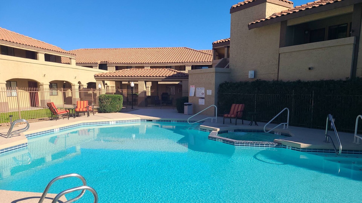 Parkridge Apartment | 2BD/2BA for Business and Families - Hot Tub, Pool, Gym & 6 mins from Golf