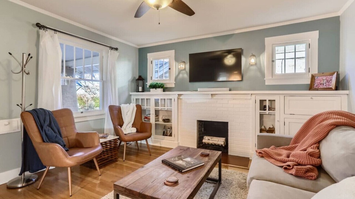 West Highland House | 2bd 2ba Highlands Bungalow I Fire pit I Backyard