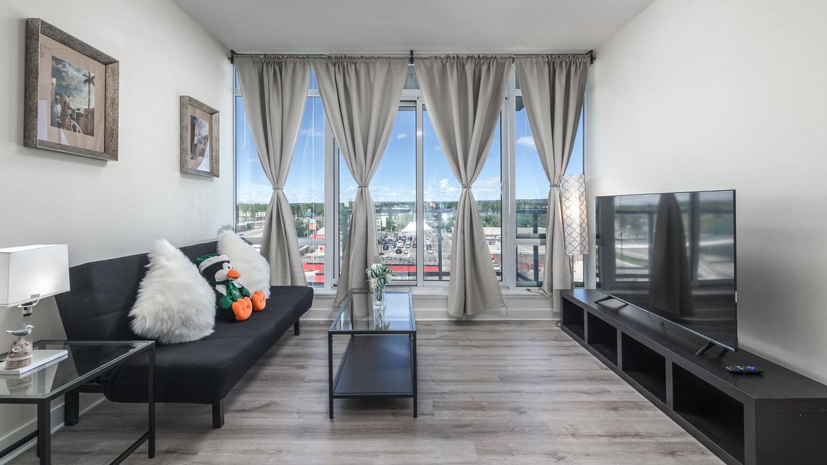Brentwood Condo | 2BD 2BA mountain view Condo near UofC CTrain + Gym