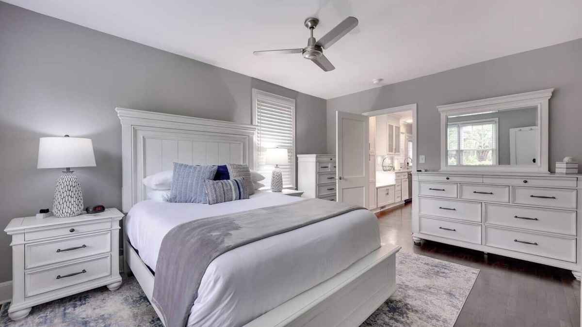 Earlewood House | 2BD 2BA Upscale Bungalow - Beautiful Yard + Grill