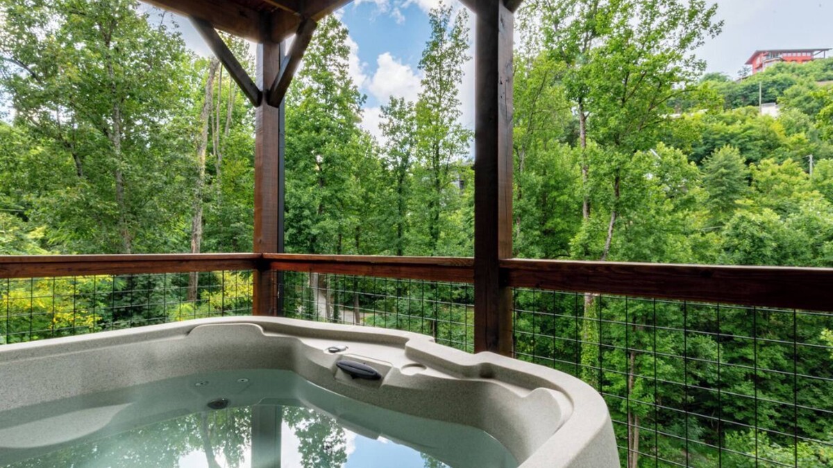Chalet Village North Cabin | 2BD Cabin w/Hot Tub! Pool +Near TOWN