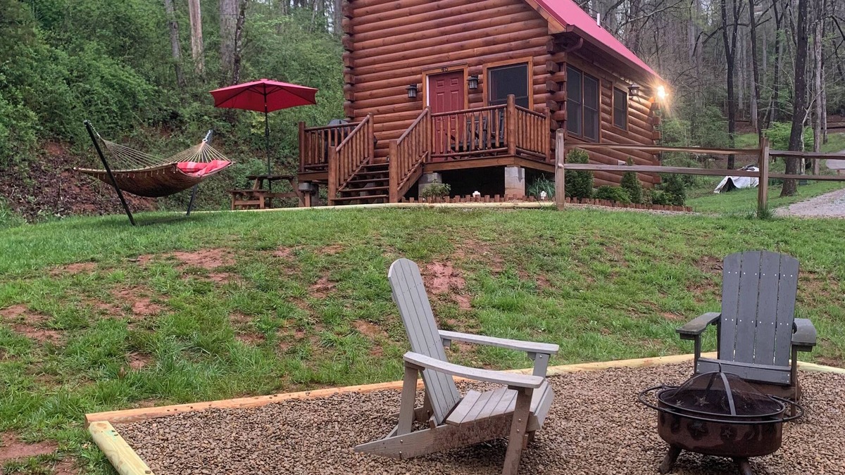 Franklin Cabin | 2bd Cozy Log Mountain Cabin in Franklin w/Wi-Fi