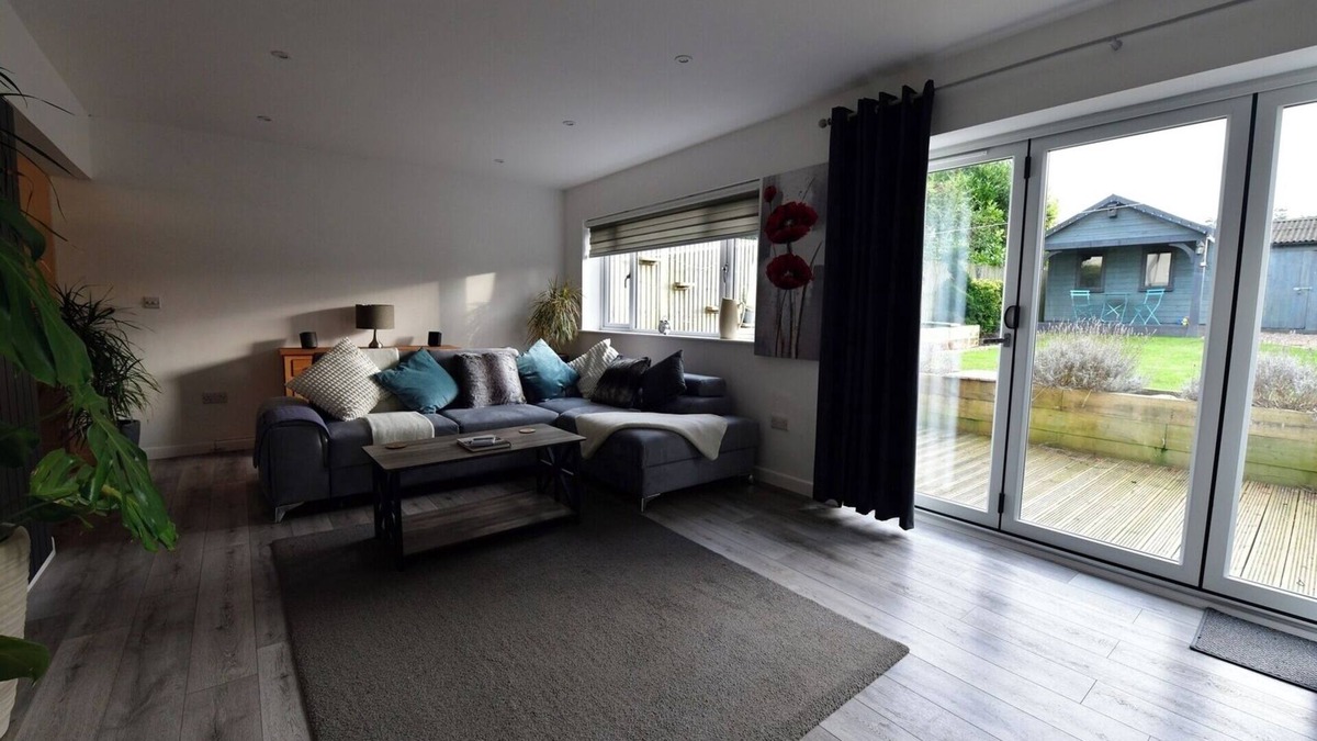 Winterbourne Earls House | 2BD Garden Home - A Short Walk to Stonehenge