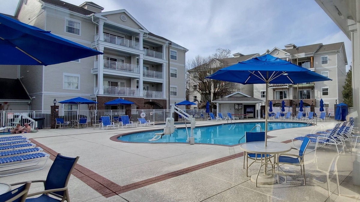 Pennington Bend Condo | 2BD Lock-Off/Nashville - Kitchen, Pool, Hot tub!