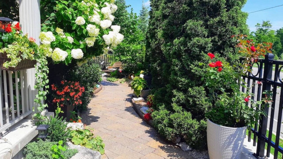 Guelph House | 2bd McArthur · Executive 2br home w/ office space