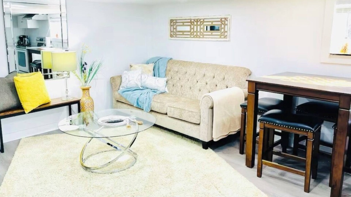 Walkerville Apartment | 2bd room; private; in-unit laundry; free street parking; walkerville lower appt