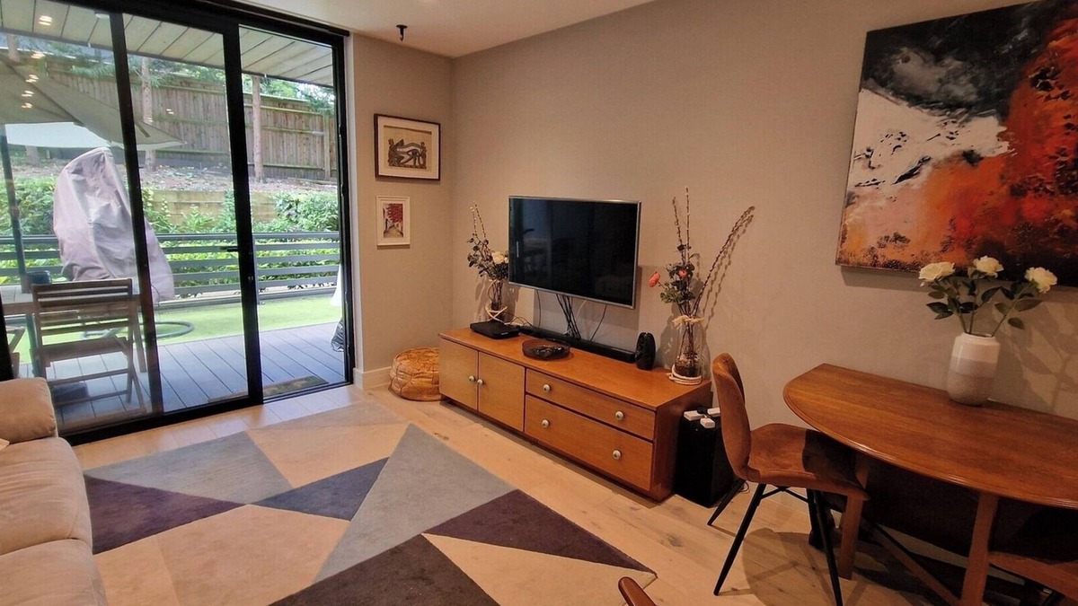 Croham Apartment | 2BD South Croydon Haven: Garden Serenity
