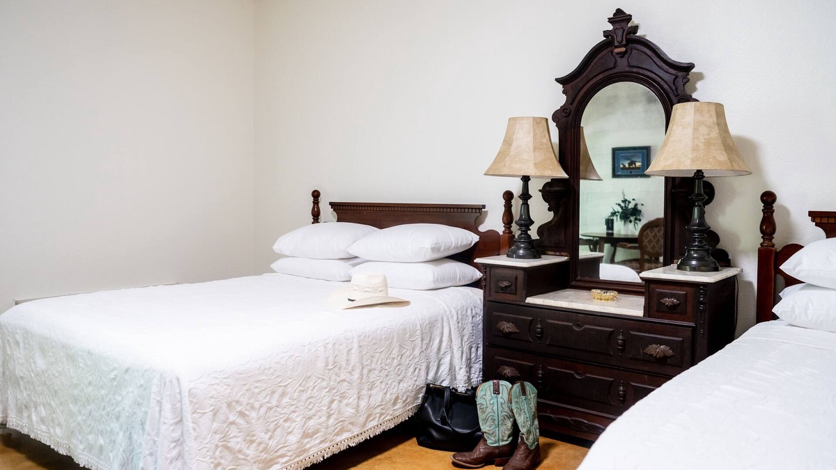 Brenham Apartment | 2bd2ba - King+Double Suite Combo - Horse Oasis - Oak Trees - 10min to Round Top