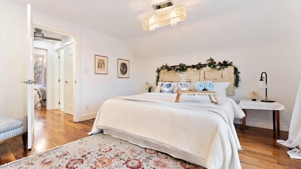 Burlington House | 2bdrm Spacious home in Burlington