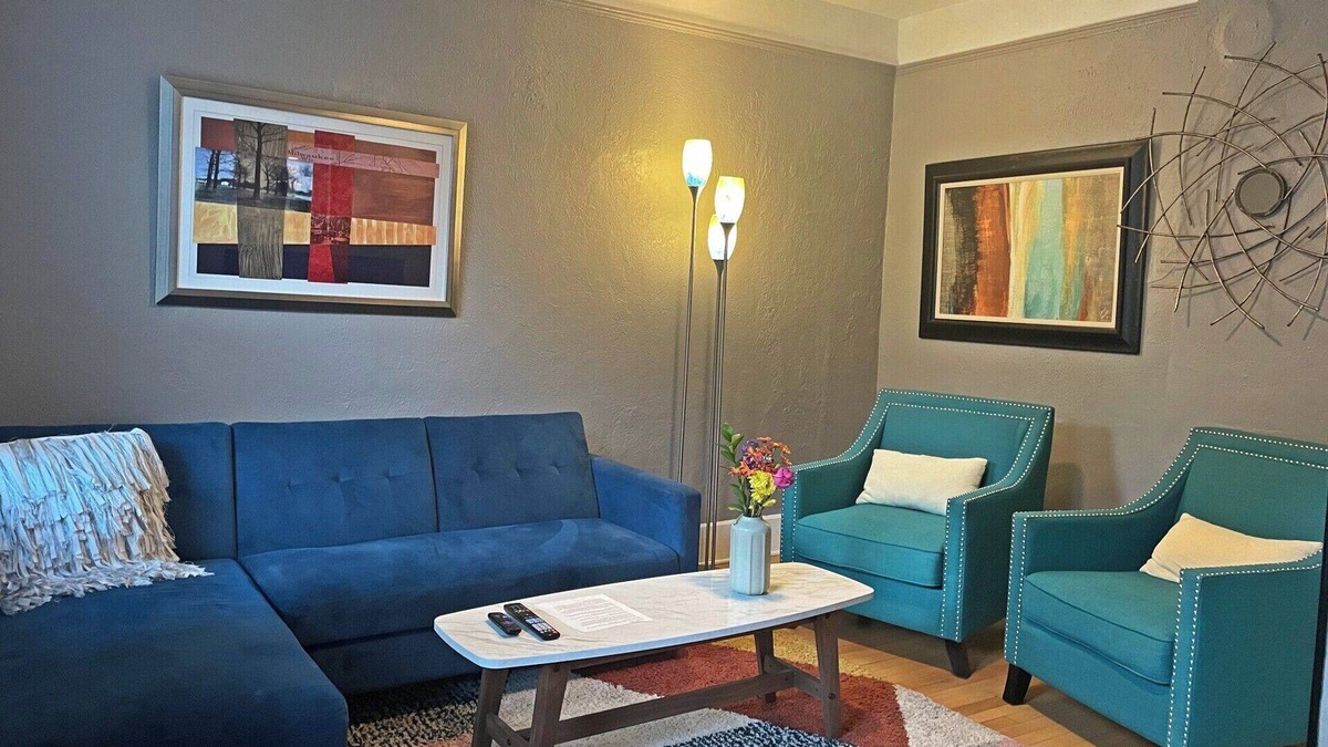East Town House | 2bed 1.5bath House, Lower Eastside, King Bed, Fire Pit, Free Parking, Sleeps 6