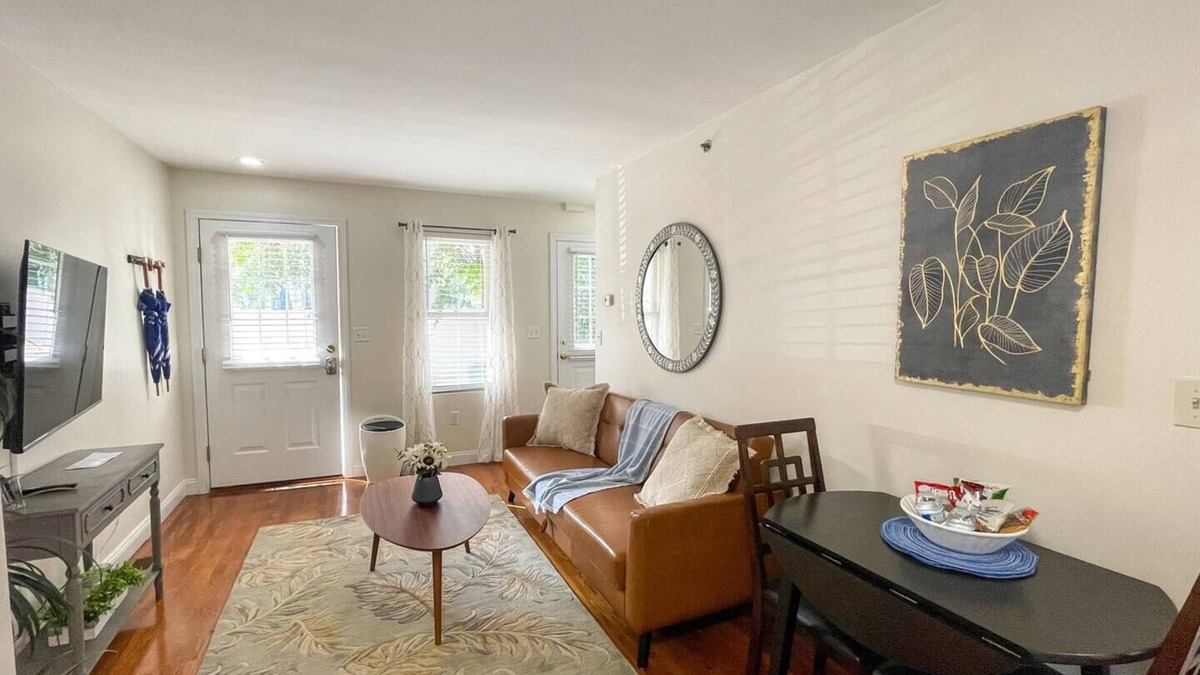 Riverside Apartment | 2Bed, 1.5Bath, Multi-Level Townhouse, Sleeps 6