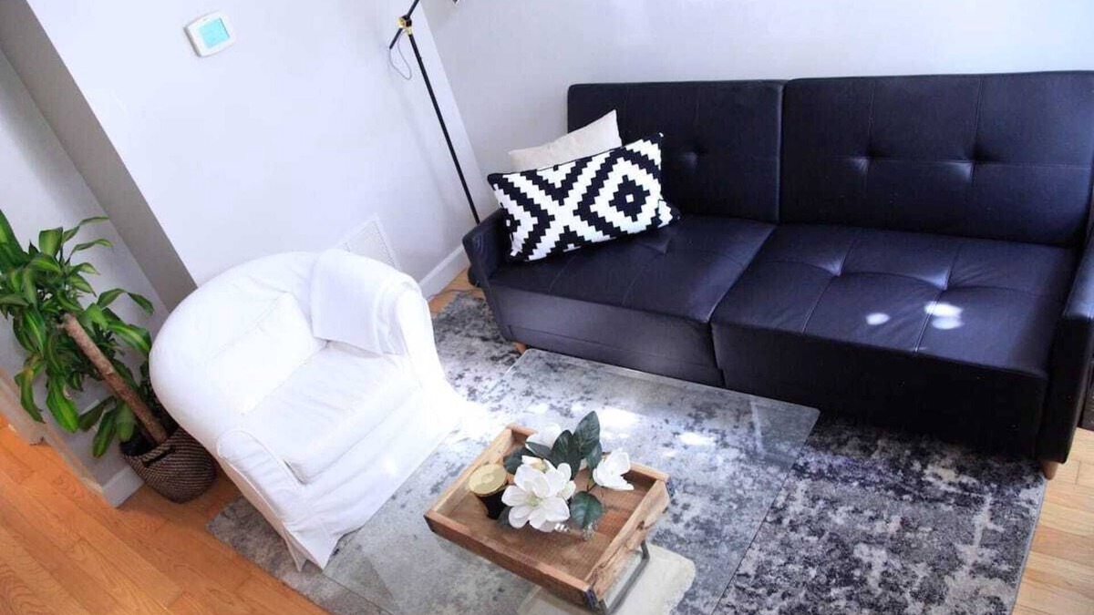 Downtown Baltimore House | 2Bed/1.5Bath Sunny Rowhome, 1 mile to Inner Harbor & Convention Center
