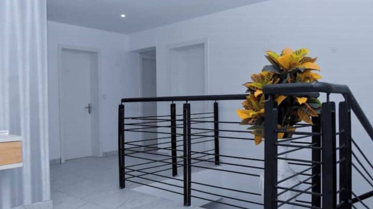 Ajah House | 2bed/24/7-power/wi-fi/Sec/close2Charterhouseschool