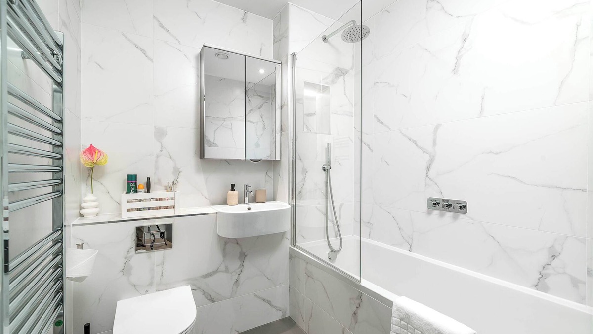 West Hendon Apartment | 2Bed 2Bath @ Hendon - 3 min to Train - 65 Inch TV