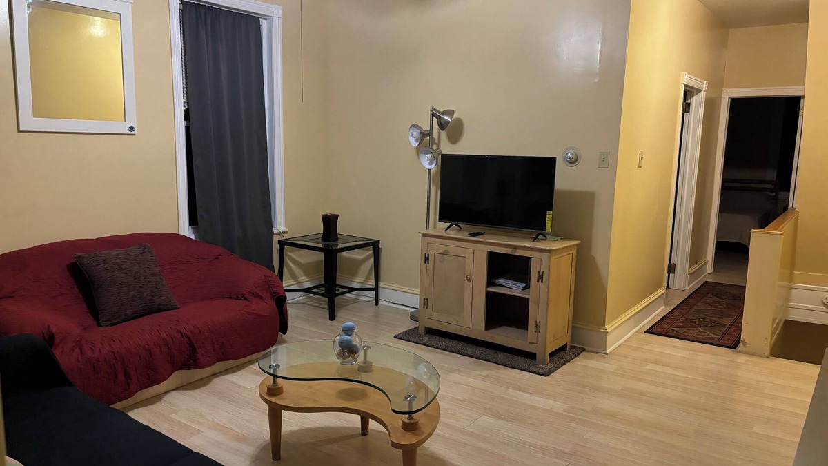 Frankford Apartment | 2bed 2nd fl with parking